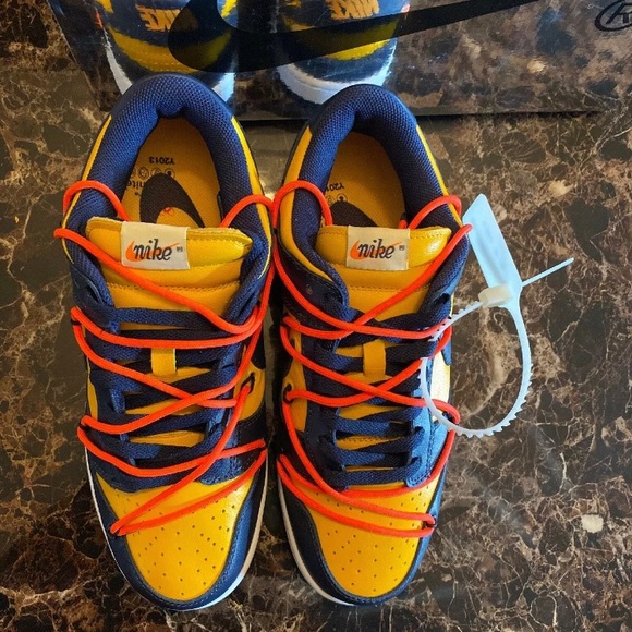 UniversityGoldXSbDunk - Picture 2 of 5